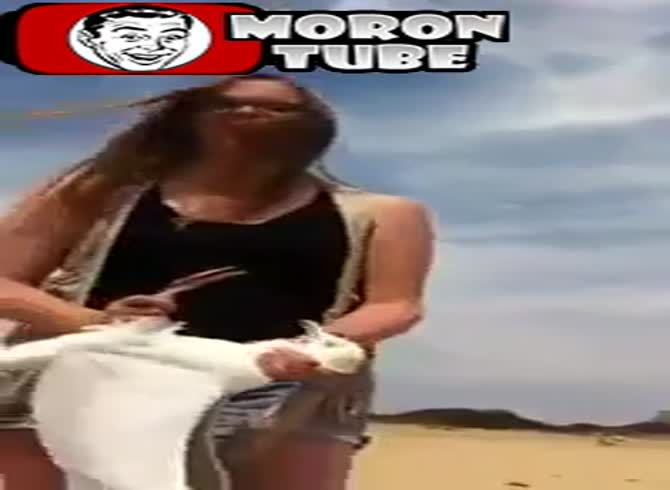 Video :A girl successfully catches a bird